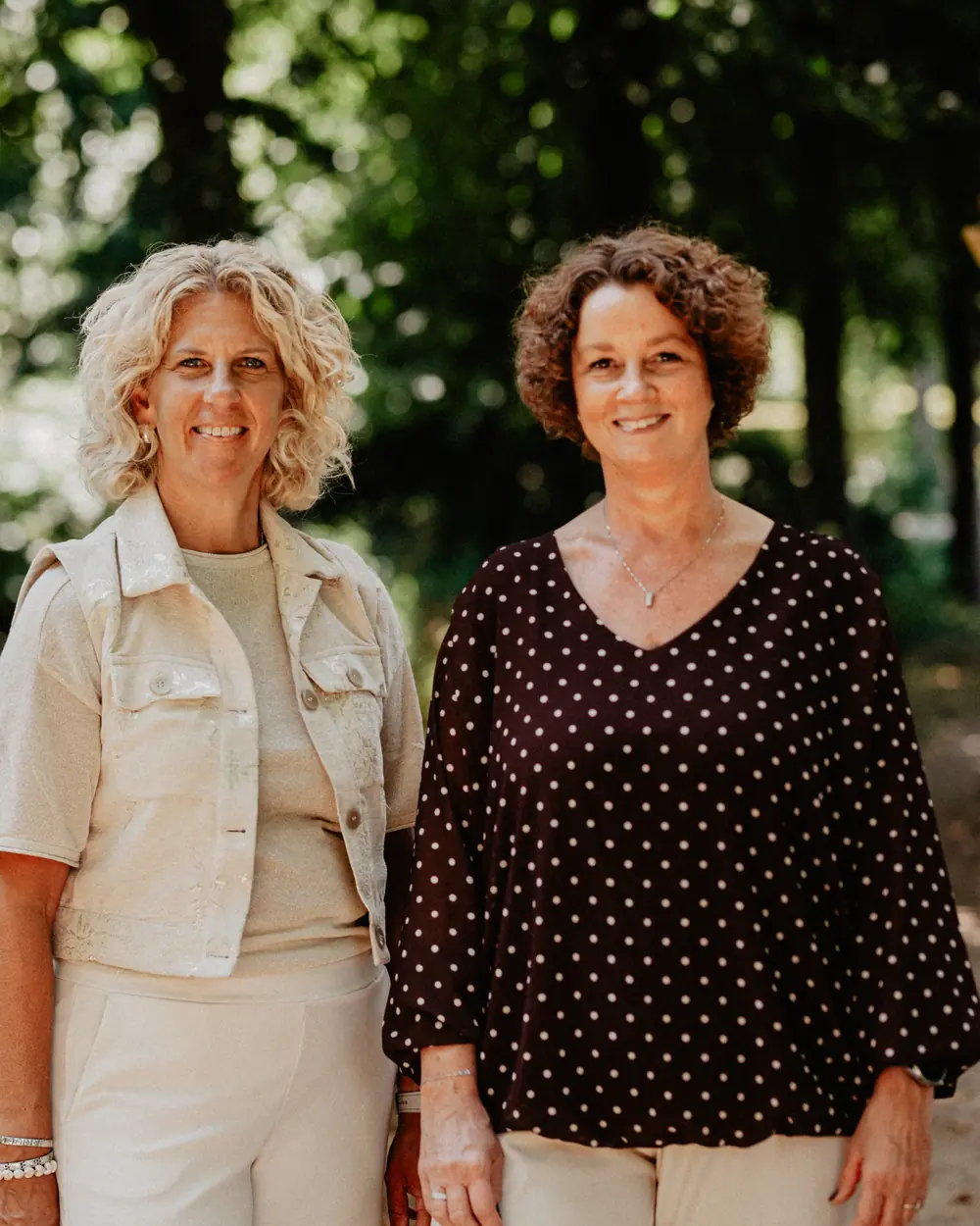 Angelique en Chantal van Andante Uitvaartbegeleiding samen op een bomenlaan