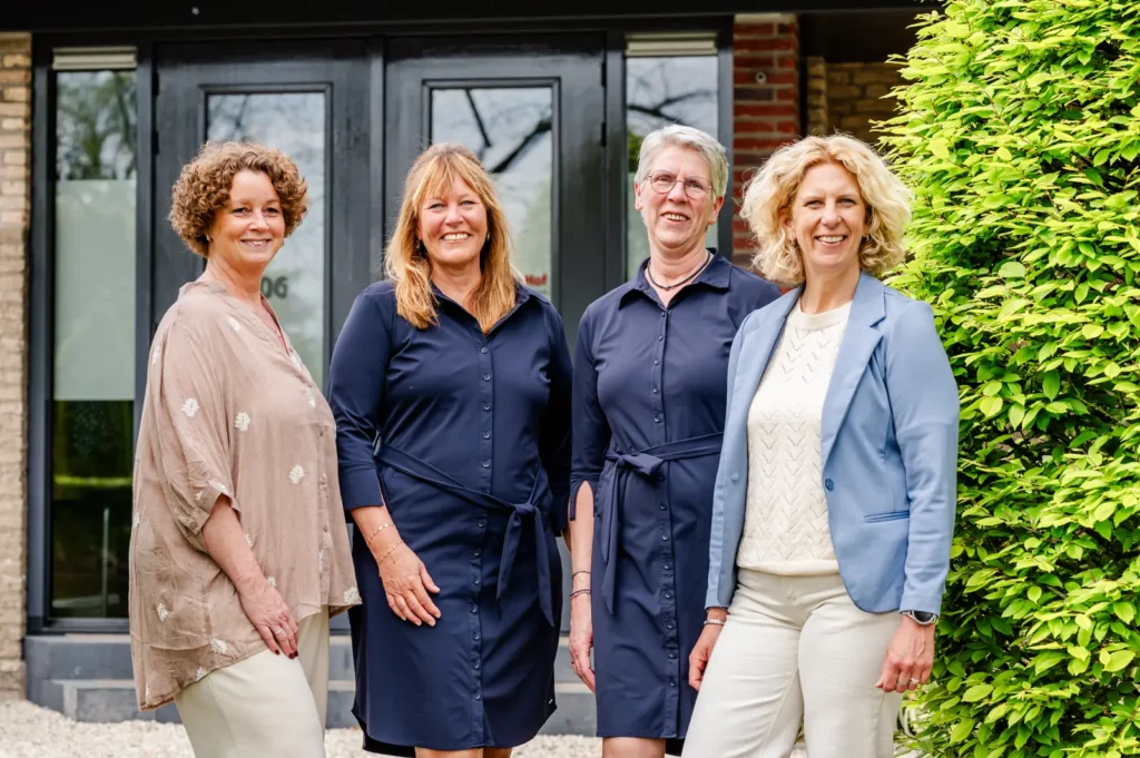 Het team van Andante voor de ingang van rouwcentrum 't Waerdsche Hof